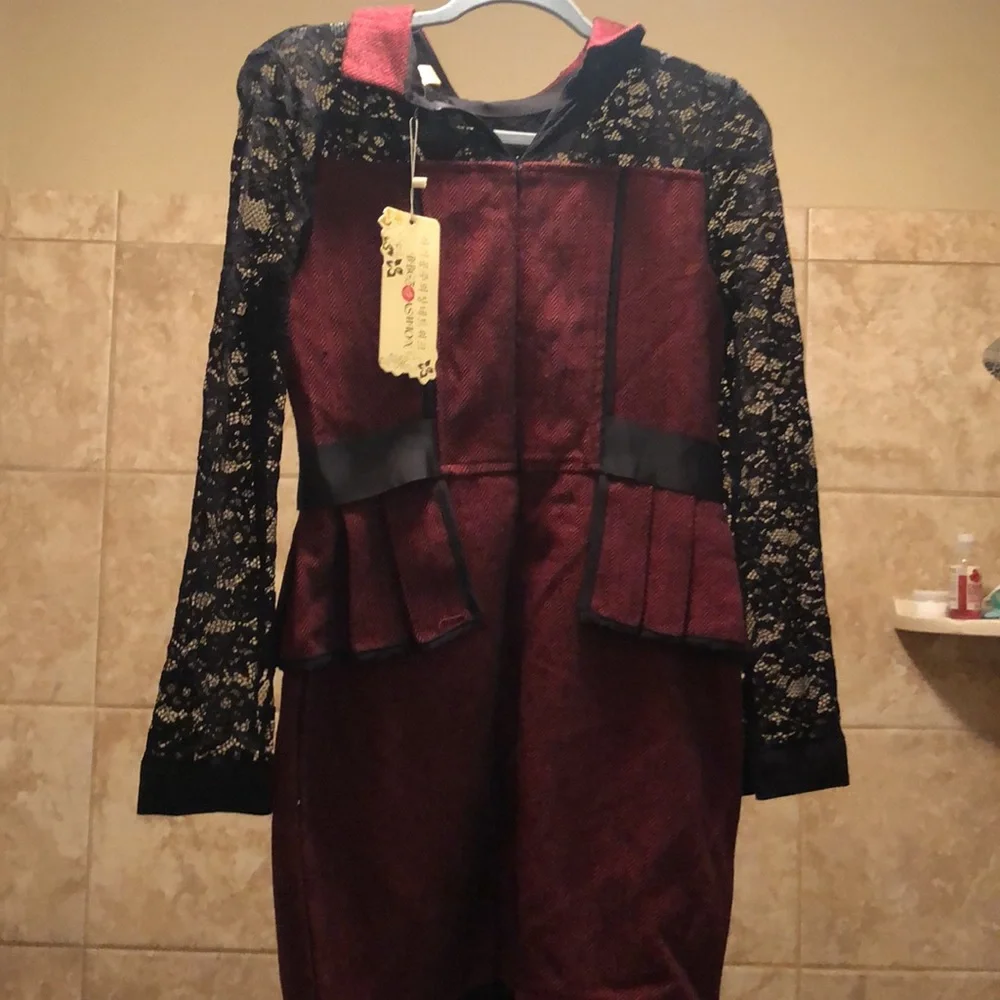 Gorgeous NWT red and black lace dress size medium. - Picture 3 of 4